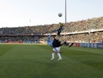 Cavani dá um voleio para tirar a bola e saiu bem na foto